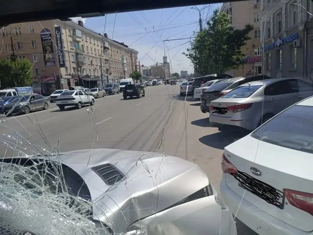 В Омске автобус №95 столкнулся с «Мерседесом», затем врезался в три припаркованные машины и опору ЛЭП; в салоне было 40 пассажиров, двое обратились за медпомощью.