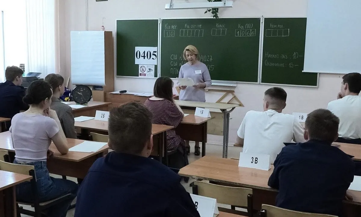 Рособрнадзор в новых методических рекомендациях запретил прикасаться к участникам и их вещам при проведении ЕГЭ: при срабатывании металлоискателя экзаменуемого попросят добровольно показать или сдать предмет.