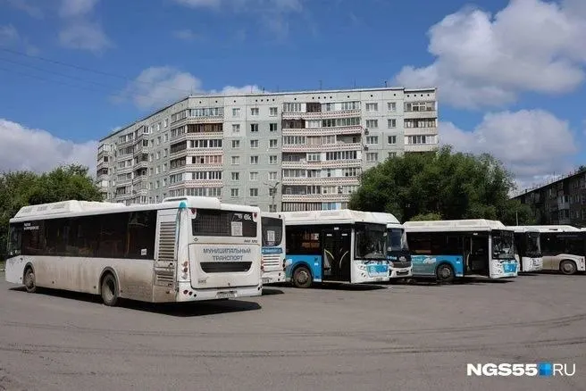 В городе остро дефицит водителей: не хватает 91 водителя автобусов и троллейбусов и 27 трамвайных машинистов. Жители называют причинами плохие условия труда, длительные смены и низкие зарплаты.