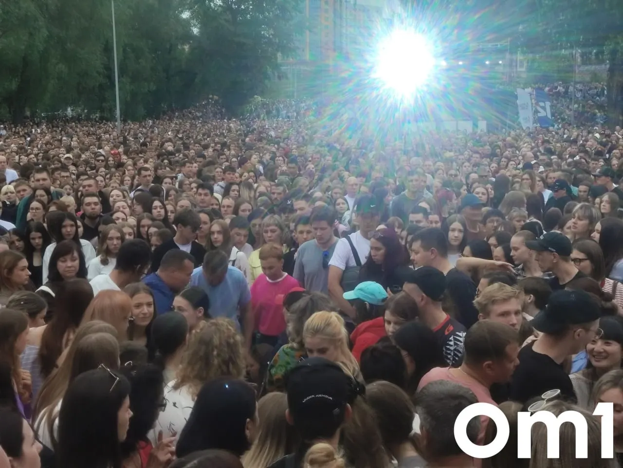 В толпе на концерте в парке «Зелёный остров» образовалась давка; очевидцы сообщают о 2–3 пострадавших, на место вызывают скорую. На сцене выступают 5sta Family и Мари Краймбрери.