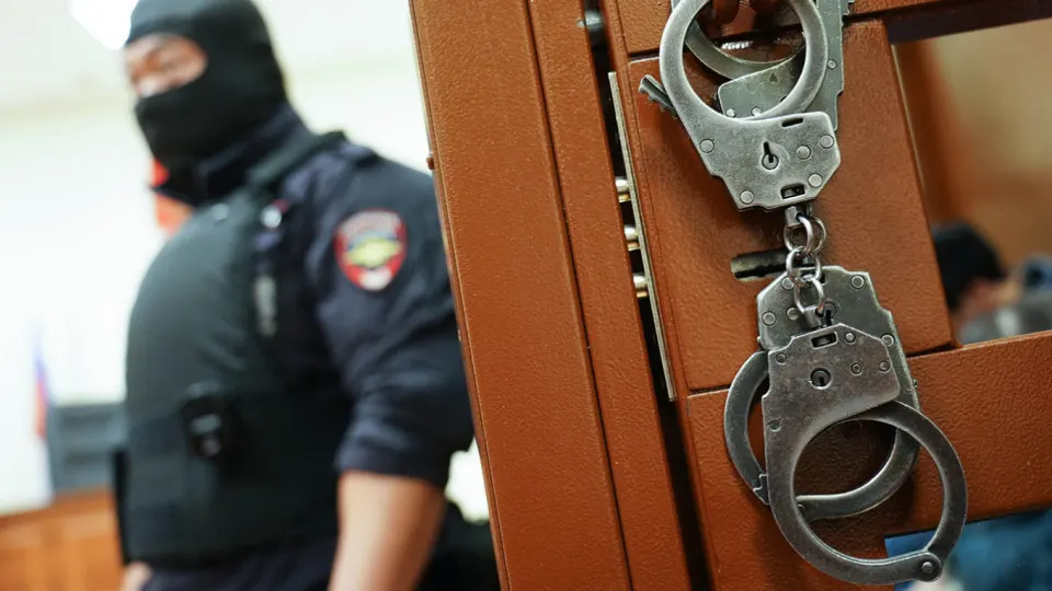 Центральный суд Омска поместил в СИЗО гендиректора омской подрядной компании по делу о хищении средств, выделенных на реконструкцию производственных цехов для ракет «Ангара». Подрядчик должен вернуть миллиарды рублей аванса.