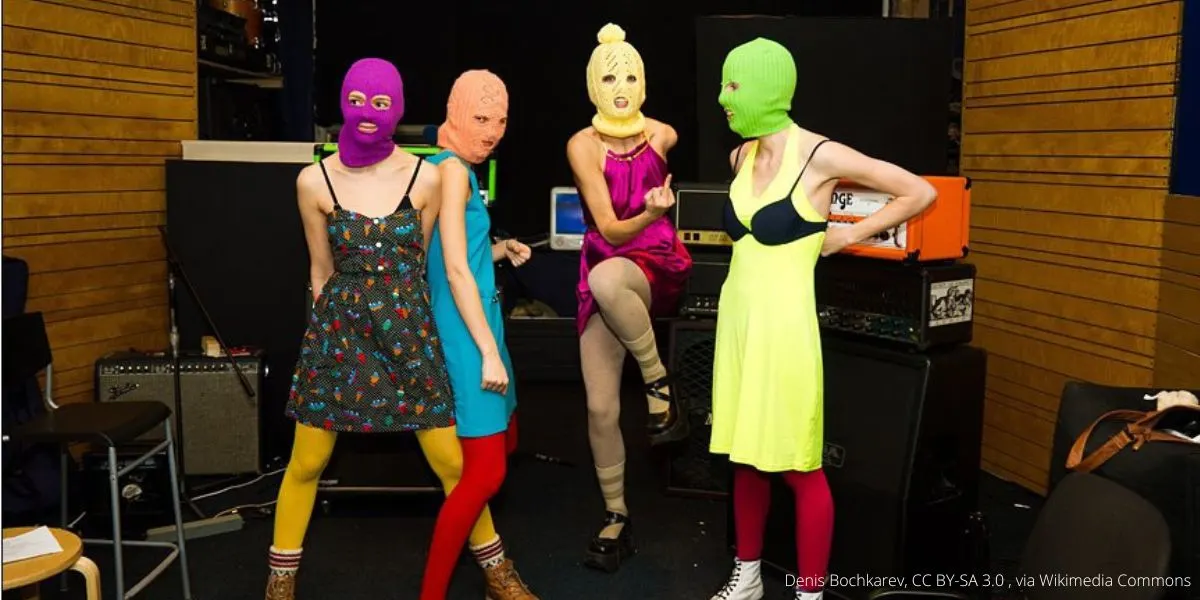 Росфинмониторинг включил панк‑рок группу Pussy Riot в перечень террористов и экстремистов. Ранее московские суды признали коллектив «экстремистским» и приговорили участниц за «фейки о ВС РФ».
