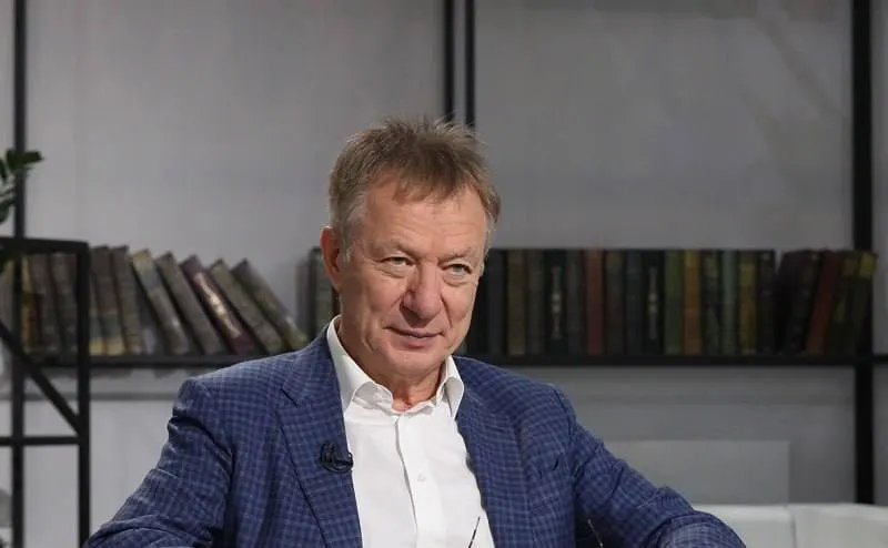 Бизнесмен использовал голландский паспорт и уехал через Беларусь после того, как суд признал его объединение экстремистским и постановил конфисковать активы на сумму примерно 8 млрд рублей.