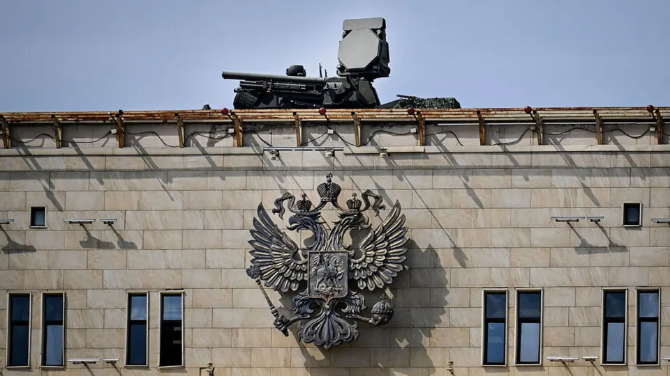 Для защиты парада 9 мая к столице переброшены значительные силы ПВО, из‑за чего другие регионы оказались менее защищены. Командир украинских беспилотных подразделений предупредил, что удары будут наноситься по уязвимым объектам — в первую очередь по энергетике и периферийным военным целям.