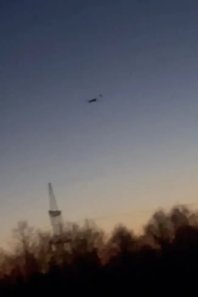В ночь на 3 мая беспилотники атаковали порт Приморск и другие объекты в нескольких регионах России. По данным властей, ПВО сбили сотни дронов, в Приморске произошёл пожар, последствия которого частично ликвидированы.