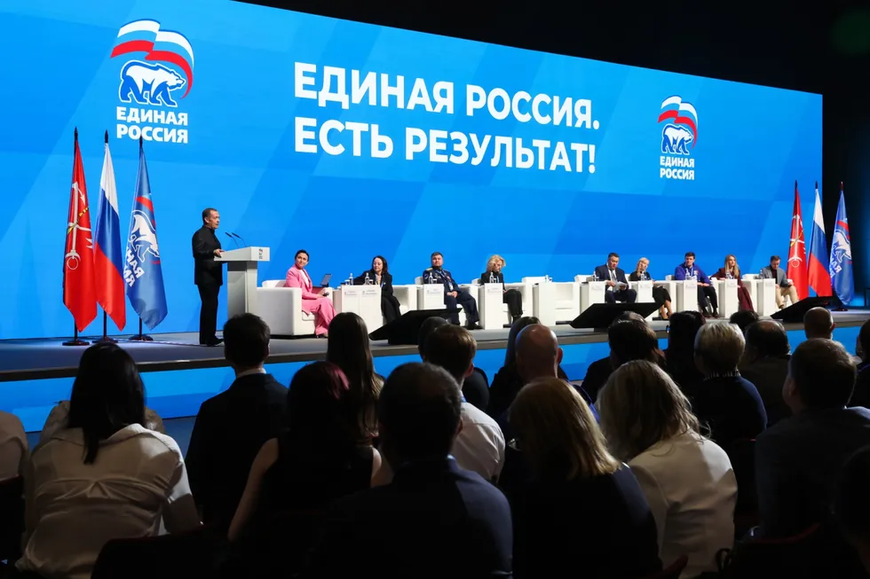 Администрация президента рекомендовала государственным и лояльным изданиям избегать слова «запрет» в заголовках, предлагать более мягкие формулировки и подчёркивать инициативы единороссов, чтобы снизить негативный фон накануне выборов.