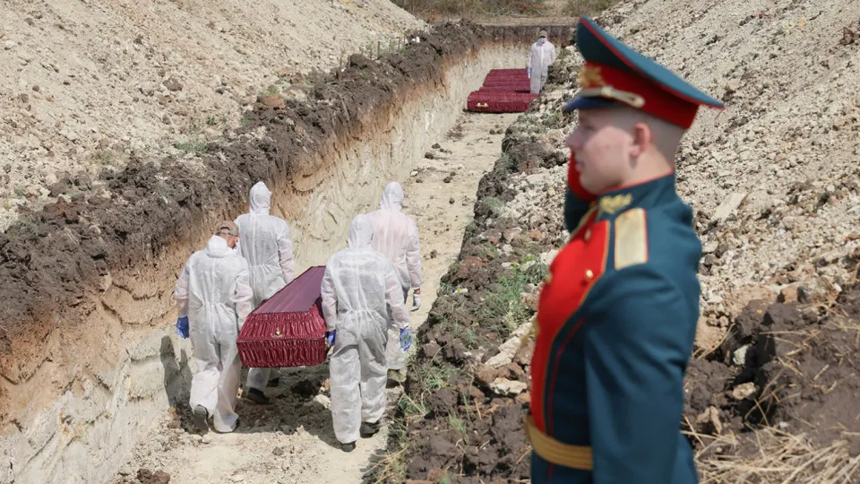 Анализ поимённых списков, реестра наследственных дел и судебной статистики показывает, что к концу 2025 года число погибших российских военных составляет как минимум 352 тысячи человек; в расчёты включены и случаи, признанные судами.