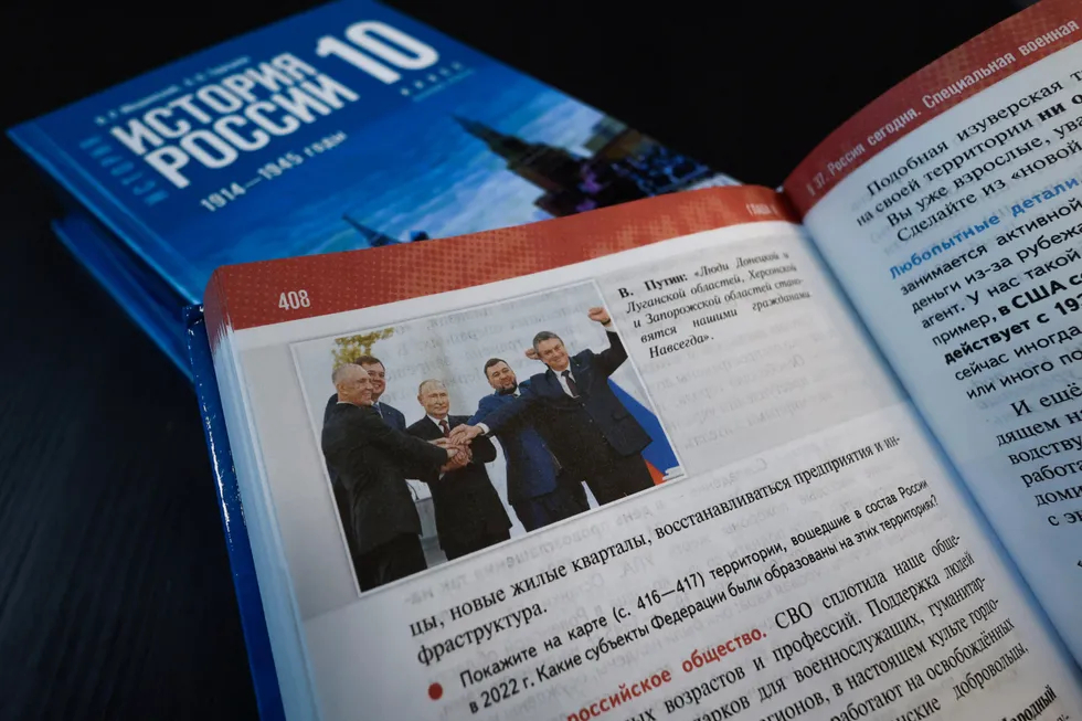 Учебники 2025 года для средней школы систематически упрощают и политизируют историю: спорные факты пропускают, современные государственные проекты вплетены в древний нарратив, а сложные события подаются в выгодной для власти интерпретации.