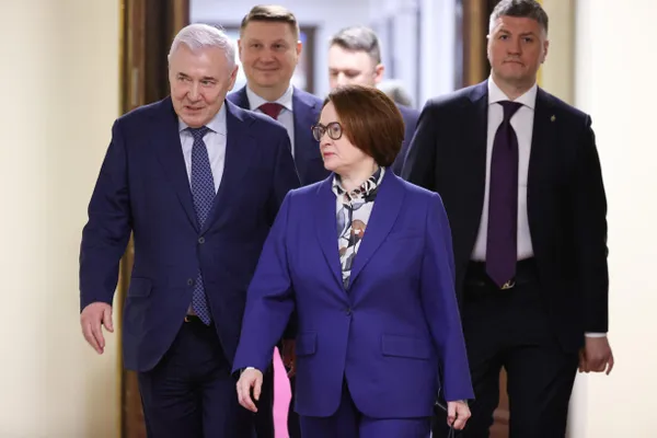 Чиновники и банкиры обсуждают три основных варианта преемника Эльвиры Набиуллиной — Максим Орешкин, Пётр Фрадков и Андрей Костин. Окончательное решение остаётся за президентом; срок Набиуллиной истекает 24 июня 2027 года.