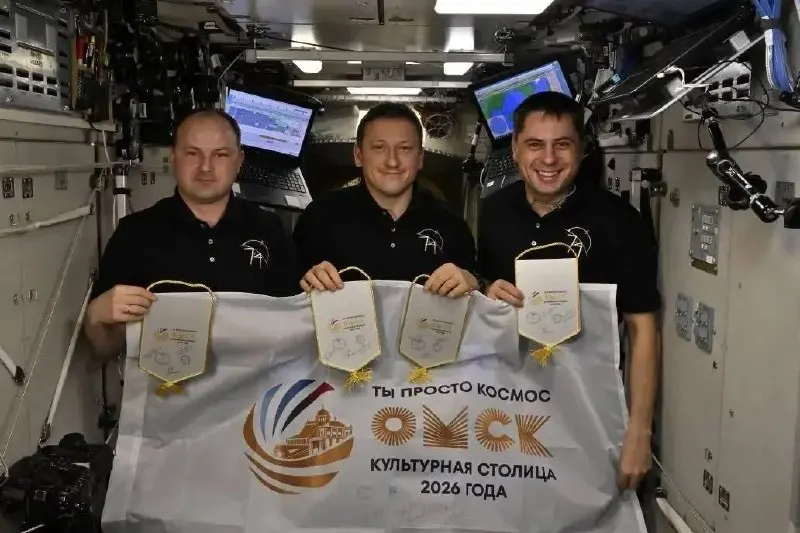 Космонавты оставили автографы на полотне флага, сообщил губернатор Виталий Хоценко. После возвращения его передадут в музей.