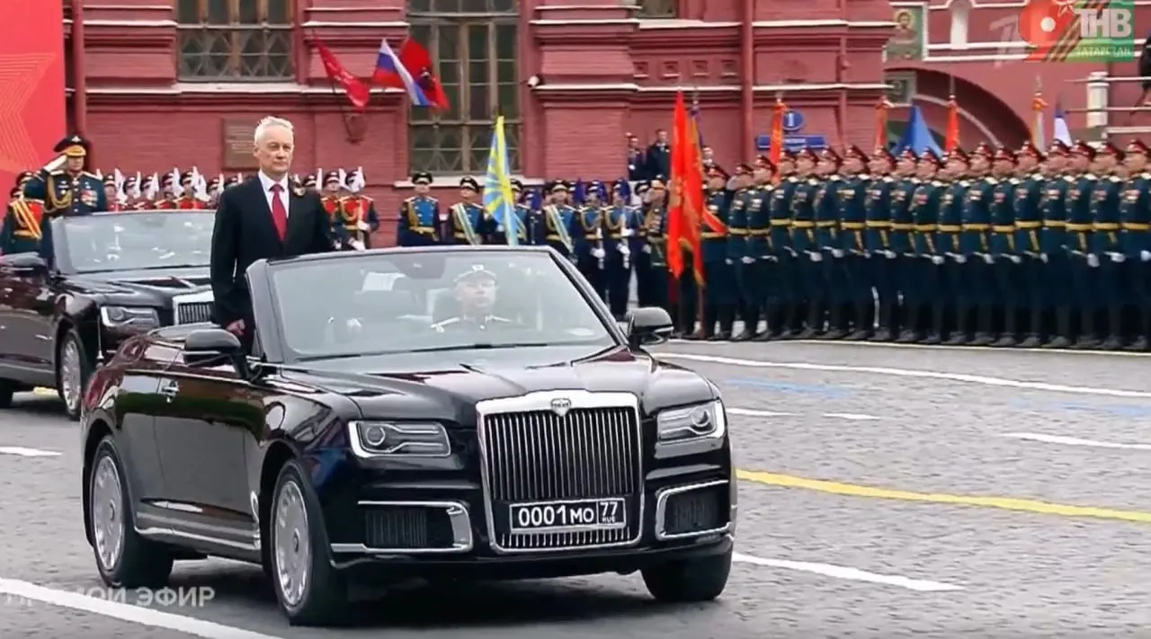 Андрей Белоусов осмотрел войска на автомобилях Aurus. Конкретный кабриолет собран в Москве, а аналогичные модели также выпускают в Елабуге.