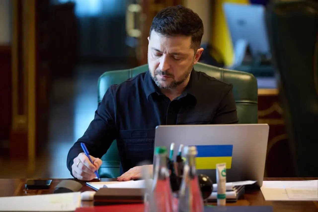 Президент Украины сообщил, что ВСУ введут режим тишины с 00:00 6 мая в ответ на объявленное Россией одностороннее перемирие к Дню Победы.