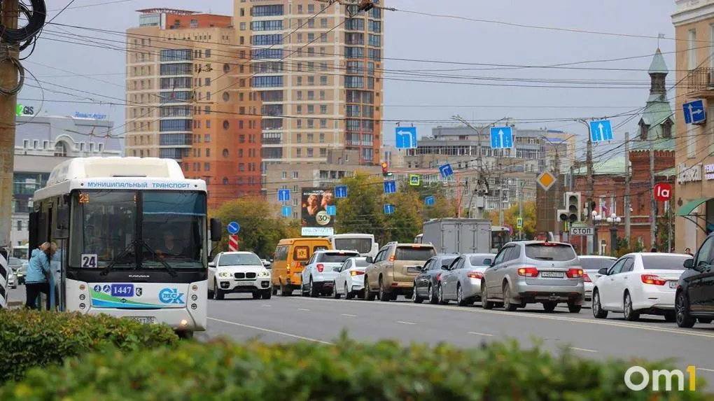 Несмотря на среднюю загруженность дорог около 4 из 10 баллов, на ряде ключевых магистралей Омска утром сформировались серьёзные заторы — наиболее плотный трафик на Пушкина, Масленникова и Маршала Жукова.
