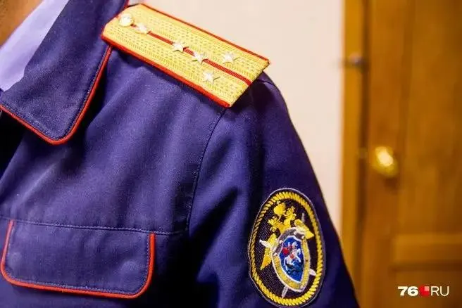 Суд внес в реестр коррупционеров бывшего следователя УМВД по Омской области: он похищал чужие банковские карты и SIM‑карту, передавал их знакомому для продажи и договаривался о разделе выручки. В тот же список попал и глава Знаменского сельского поселения.