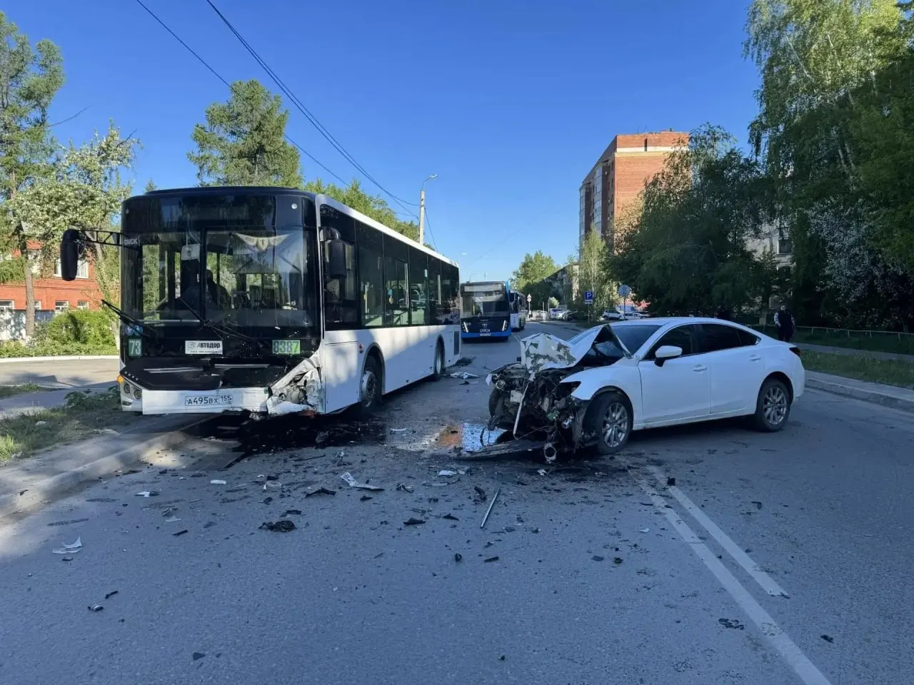 Около 8:00 на Петра Осминина, 17А водитель Mazda выехал на встречную полосу и столкнулся с автобусом №73. В салоне было восемь человек, медпомощь никому не понадобилась, водителю потребовалась помощь медиков. Правоохранители проводят проверку.