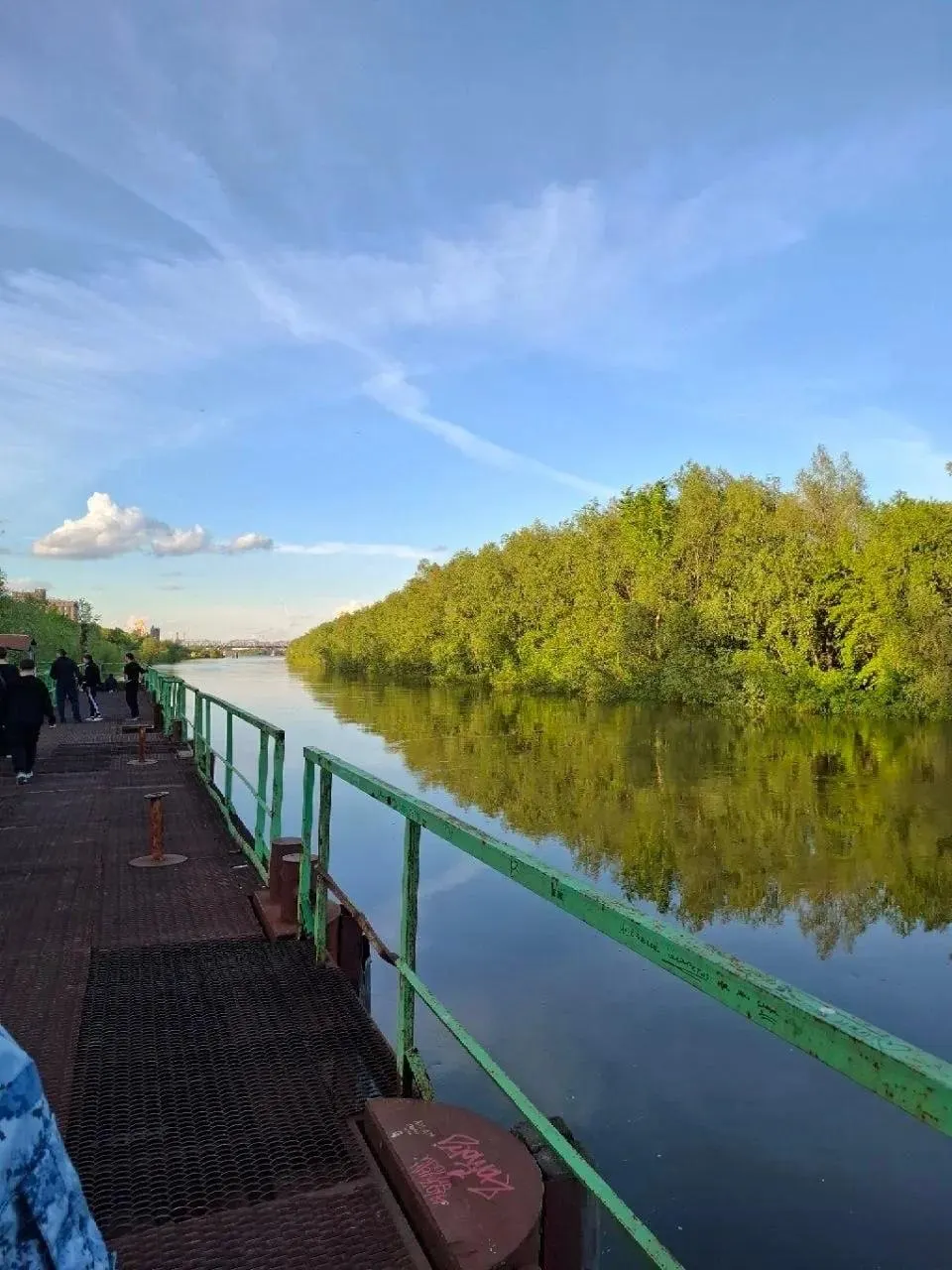 Родственники и волонтёры не получили разрешение на использование дрона при поисках 16-летнего подростка в Иртыше; в Омской области действует запрет на запуск частных беспилотников.