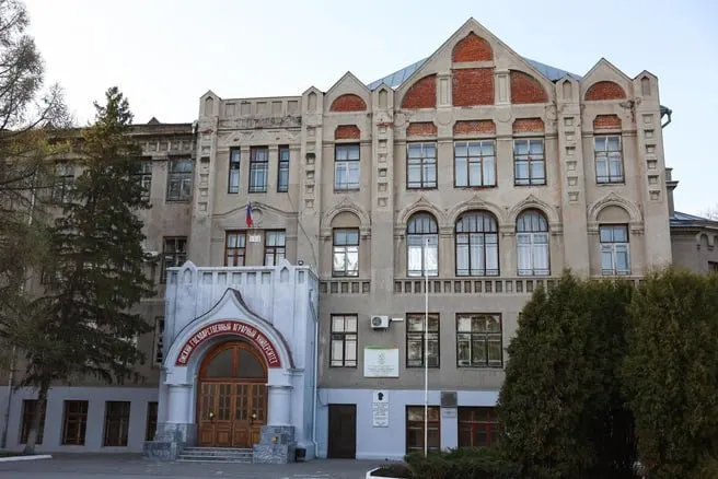 По данным федерального Минсельхоза, ректор Омского аграрного университета в 2025 году получала 543,7 тыс. руб. в месяц; ряд проректоров зарабатывали ещё больше.