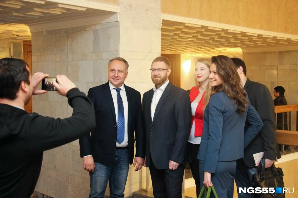 Петроградский районный суд приостановил уголовное дело о растрате на 37 млн рублей против бывшего гендиректора «12 канала». Фигурант почти два месяца находится на СВО; ранее он сложил депутатский мандат.