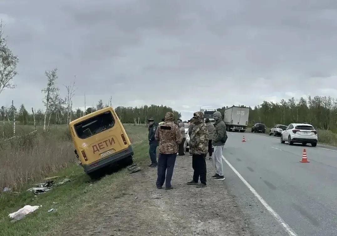 В Омской области следователи возбудили уголовное дело по факту ДТП со школьным автобусом: проверяют организаторов перевозки детей и возможные нарушения правил безопасности.