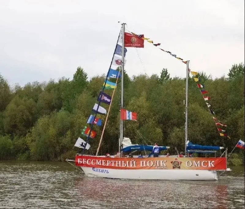 В Омске 9 мая по реке Иртыш пройдёт колонна яхт с портретами фронтовиков. Колонну возглавит яхта «Сибирь». Жители региона могут присоединиться очно или подать заявку на участие в онлайн‑шествии до 6 мая.