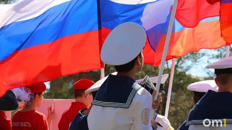 Длинные выходные в Омске пройдут с 12 по 14 июня в честь Дня России. 11 июня рабочий день будет сокращён на час; в июне по производственному календарю 21 рабочий день и 9 выходных.