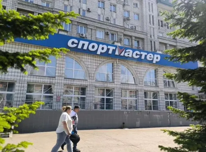 Владелец выставил на продажу торговое здание на Маршала Жукова площадью 1 916 м². Арендатор остаётся: договор продлён до 2036 года.