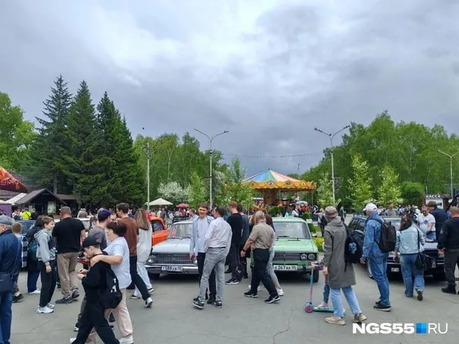 Ретроавтомобили прибыли на конечную точку — машины будут в парке до примерно 18:00. Владельцы рассказывают о каждом автомобиле и разрешают фотографироваться.