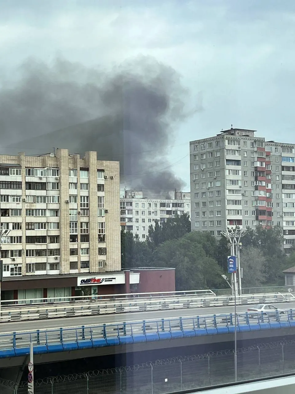 В центре Омска загорелся жилой дом на улице Кемеровской — очевидцы прислали фото и видео, по факту направлен запрос в региональное МЧС.