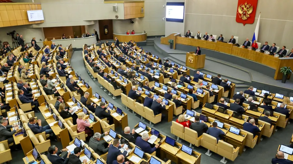 Комитет Госдумы поддержал поправку: ограничение на стоимость ареста, соотносимое с размером штрафа, не будет действовать в отношении россиян, уехавших за границу и осужденных по политическим статьям; дела планируется рассматривать заочно.
