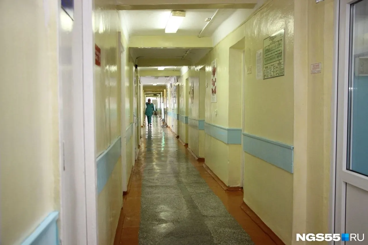 В городской поликлинике №11 на Нахимова основной флюорограф вышел из строя — заявка на новый аппарат направлена в федеральное ведомство. Пациентов обслуживают на мобильном флюорографе; вопрос платной флюорографии в другой поликлинике предложили решать через официальное обращение.