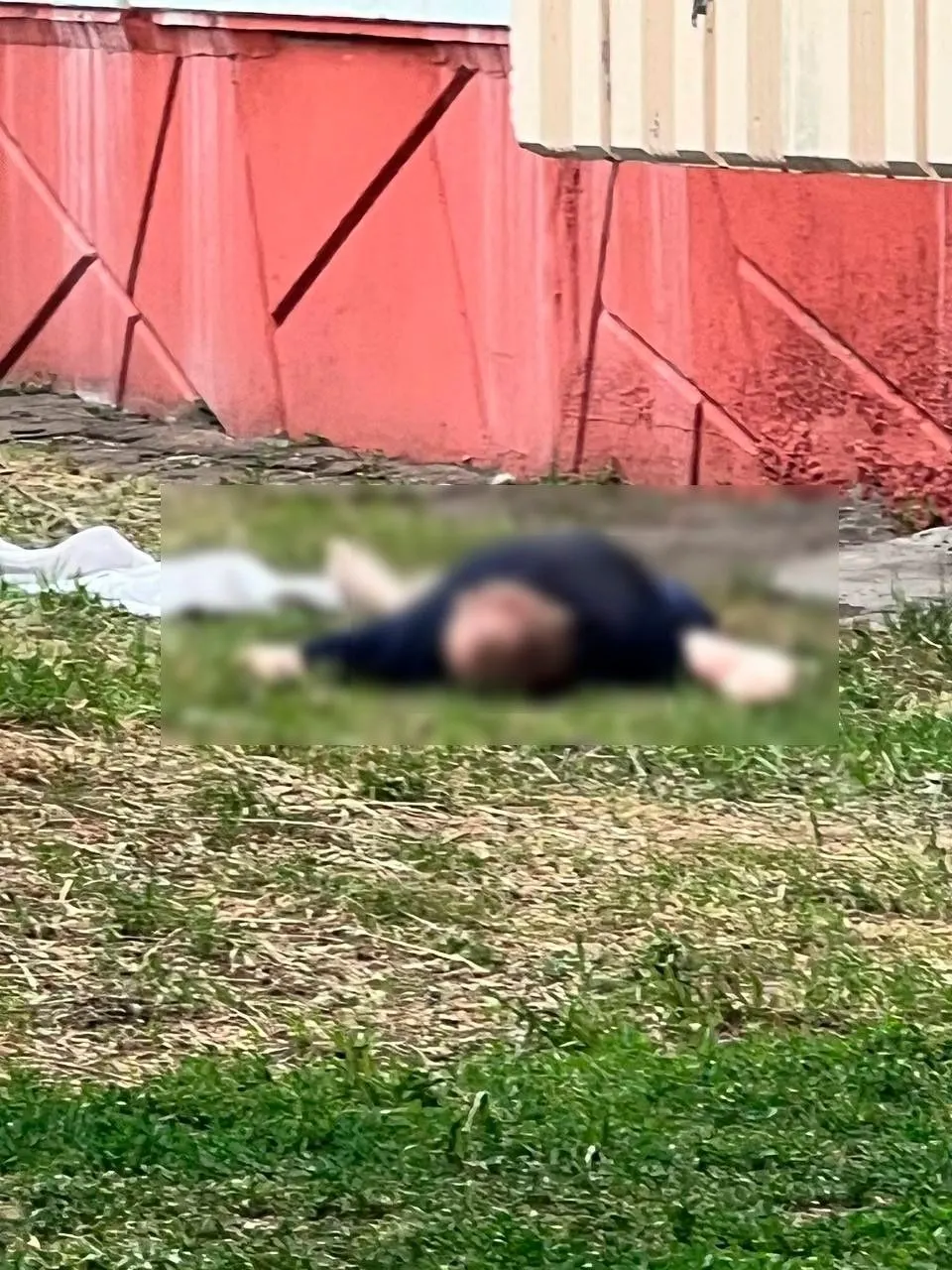 В районе улицы 25-я Линия найден труп 49-летнего мужчины, по предварительным данным он упал с высоты. Причины происшествия выясняют полицейские.