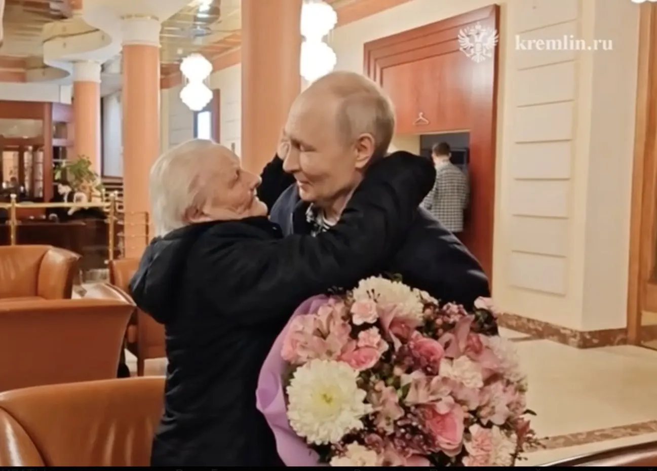 Глава государства обнял и поцеловал свою первую учительницу — оба не скрывали слёз во время тёплой встречи.