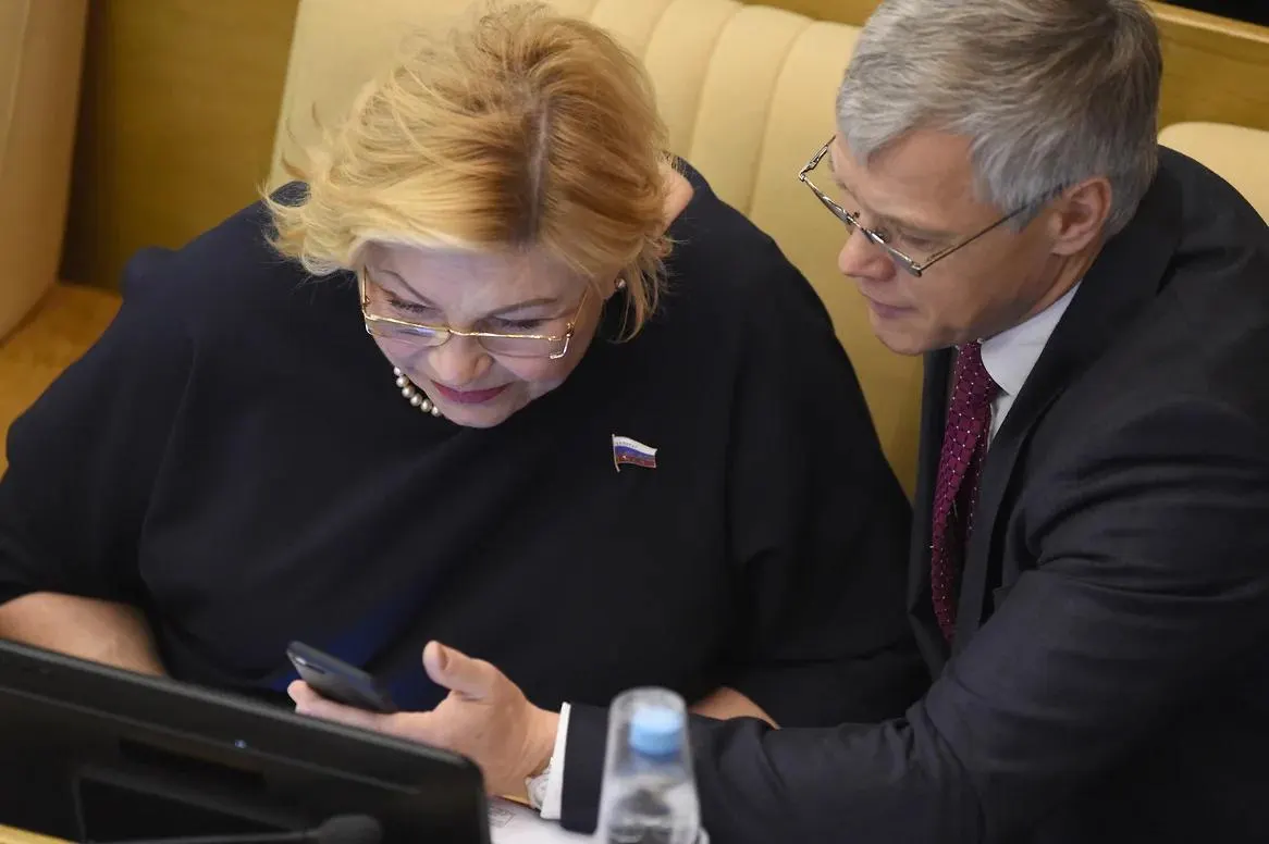 Госдума единогласно осудила удар по Старобельску — 404 голоса «за», двое «против». Среди противников оказался депутат Валерий Гартунг; спикер назвал голосование технической ошибкой. Вместо требования честного расследования сессия превратилась в политические выпады и угрозы в адрес Украины.