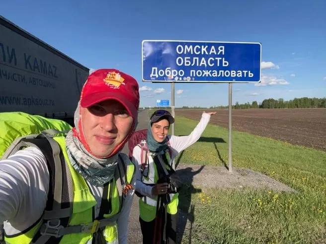 Павел Шабанов и Тамара Погосян идут пешком из Москвы во Владивосток и к середине мая добрались до Омской области; путешествие заняло 118 дней.