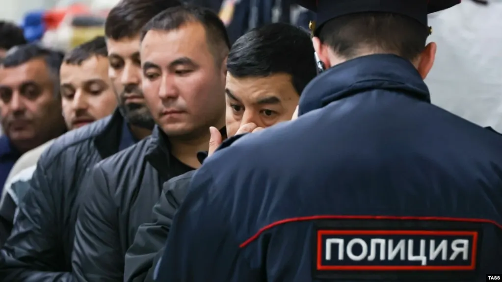 Проект расширяет перечень нарушений, за которые иностранцы и лица без гражданства могут быть выдворены из России: в список включены участие в несогласованных митингах, «дискредитация» армии, призывы к санкциям и другие деяния.