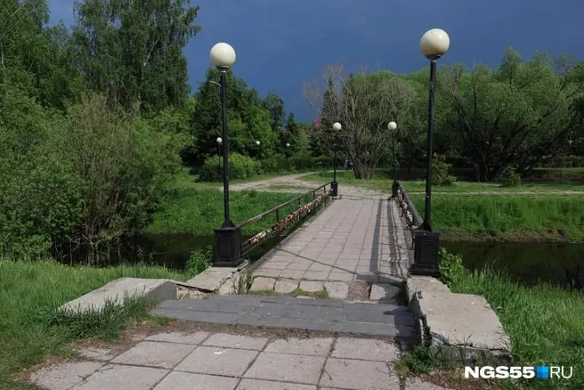 В Старозагородной роще обнаружили разбитую брусчатку, ямы на дорожках и повреждённые лестницы. Территорию вокруг пруда и сам сквер не ремонтировали с конца 1980-х — всё это создает неудобства и опасность для посетителей.