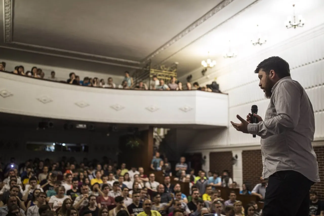 Частный санаторий, в котором раньше располагался политический штаб, признали непригодным и разобрали. Местные активисты и пациенты пытались защитить учреждение из‑за его социальной роли.