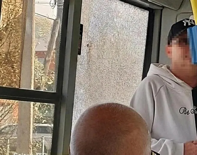 В Николаевке подростки обстреляли пассажирский автобус №25, разбили стекло. По факту проводится проверка, пострадавших нет.
