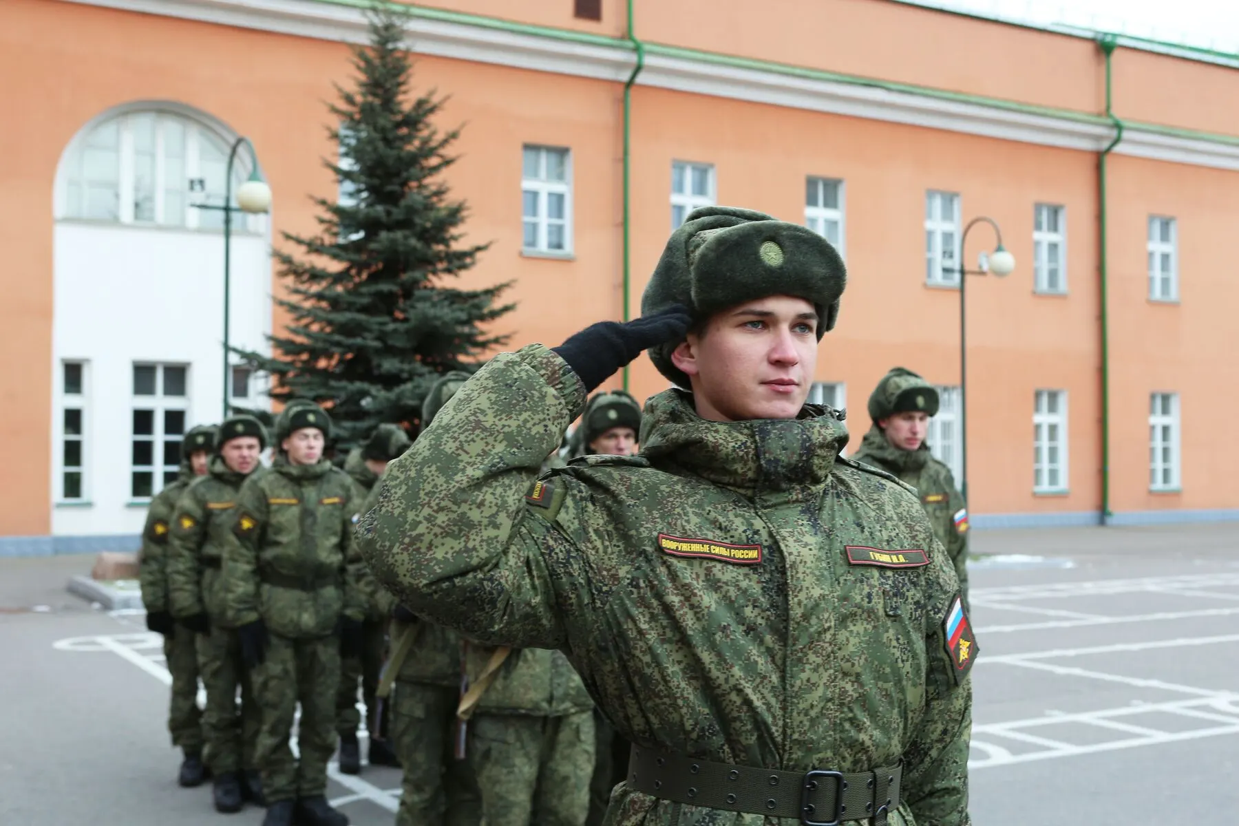 В проекте приказа предлагается расширить надзор прокуроров за воинским учётом: проверки коснутся органов власти, работодателей, учёных заведений, МВД и ФСИН. Эксперты предупреждают об усилении давления на полицию и сомневаются, что новый механизм защитит права граждан.
