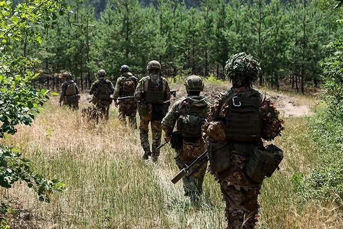 Минфин предупреждает о риске значительного перерасхода из‑за военных затрат и предлагает заморозить часть расходов, в то время как дефицит бюджета уже превысил запланированные показатели.