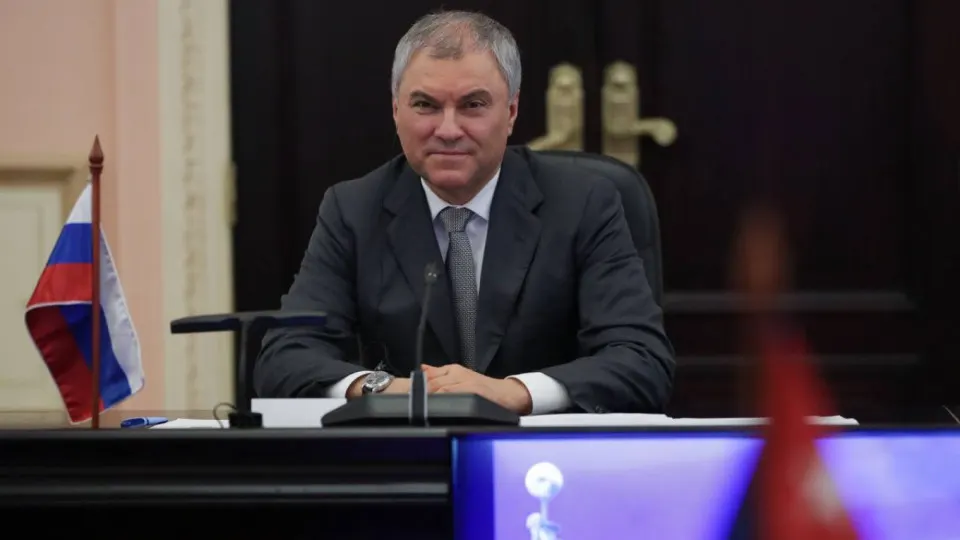 Спикер Госдумы заявил, что применение западных спутниковых технологий и оружия против гражданских объектов может вынудить Россию ответить «оружием, которое не оставит следа». В материале — версии о взятии на прицел штаба БПЛА, влияние спутникового интернета и последовавшие удары по Киеву.