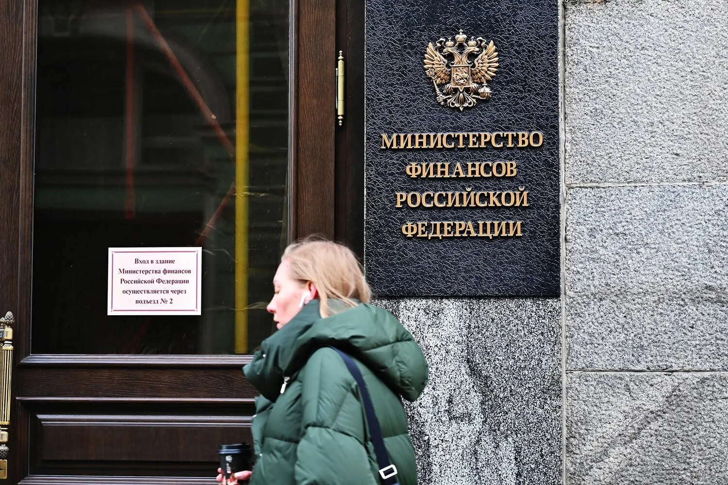 Минфин направит 110 млрд рублей на пополнение Фонда национального благосостояния — операции стартуют впервые с июня прошлого года после роста цен на нефть.