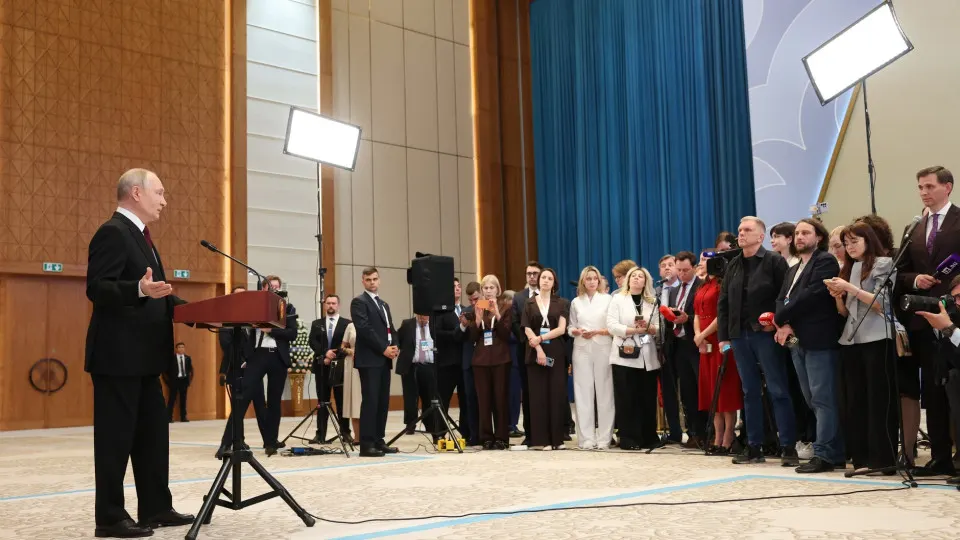На пресс‑конференции по итогам саммита ЕАЭС Владимир Путин предупредил, что стремление Армении к евроинтеграции может привести к «украинскому сценарию», и пообещал жёсткий ответ на возможные удары по Калининградской области.