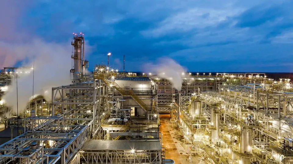 После ударов дронов нефтеперерабатывающий завод «Кинеф» в Ленинградской области остановил переработку и приостановил отгрузку продукции. Восстановление мощностей может занять месяцы; за весну ряд российских НПЗ прекратил работу из‑за подобных атак.