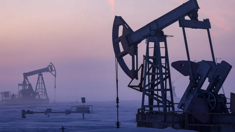 Минэкономразвития ожидает, что в 2026 году добыча нефти в России снизится до 511 млн тонн — минимального уровня с 2009 года. Снижение связано с ухудшением финансовых показателей компаний, сокращением бурения и ограничениями, вызванными военными и экономическими обстоятельствами.