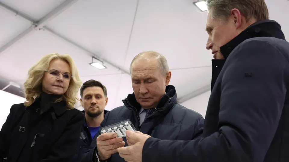 Правительство запустило масштабную программу по исследованиям в области биопечати, генной терапии и ксенотрансплантации с целью замены органов к 2030 году. Эксперты сомневаются в реальных достижениях из‑за отсутствия публикаций и санкционной изоляции.