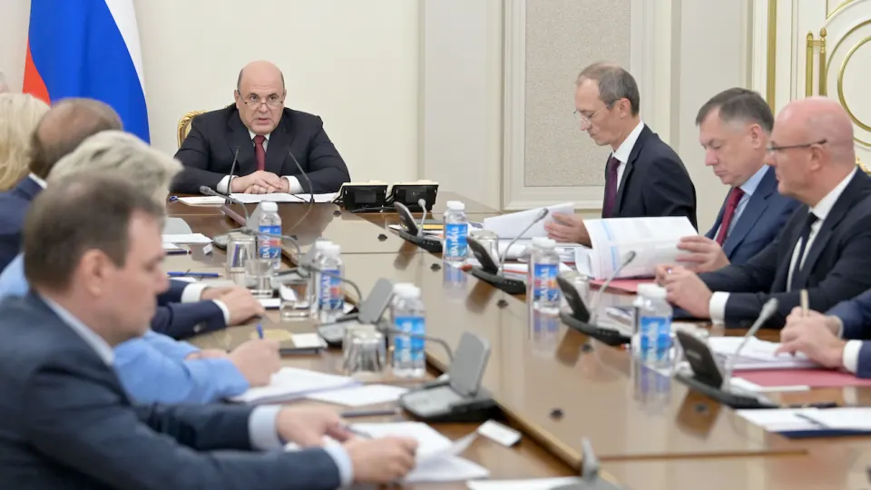 Кабмин обязал крупнейшие нефтекомпании подписать соглашения с Минэнерго и ФАС о стабилизации внутреннего рынка топлива и ограничении роста цен на АЗС на фоне серии атак на НПЗ и снижения переработки до многолетних минимумов.