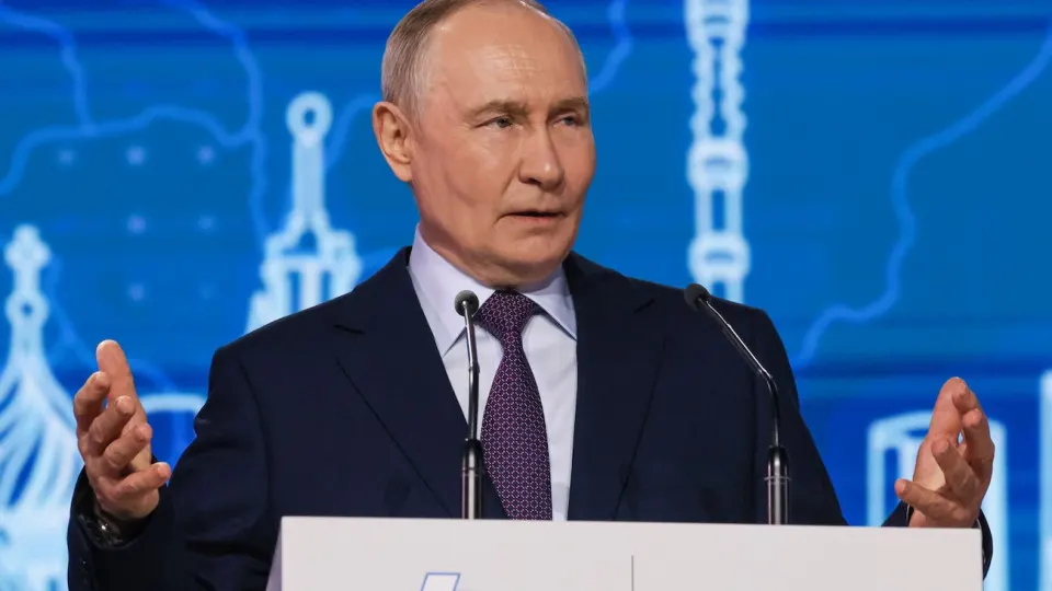 Президент призвал активнее трудоустраивать вернувшихся с фронта «ветеранов СВО» в оборонные и другие промышленные отрасли, отметив их опыт. На этом фоне резко выросла потребность в реабилитации и протезах, а также зафиксирован рост числа инвалидов и тяжких преступлений.