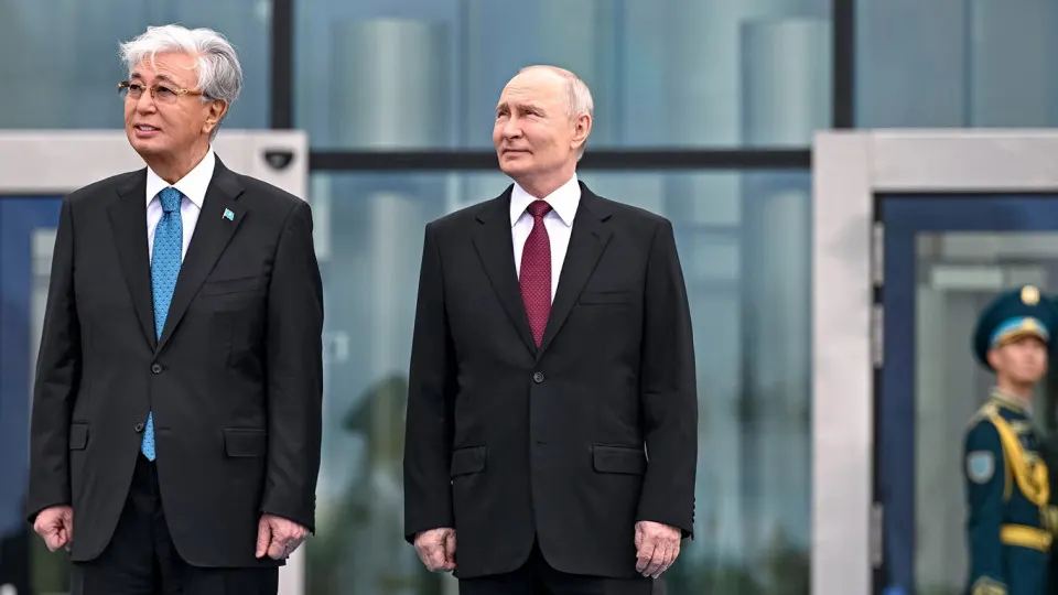 По соглашению лидеров РФ предоставит экспортный кредит на большую часть затрат — около $16,4 млрд на два энергоблока. Строительство начнётся в 2027 году, ввод первого реактора запланирован на 2034 год.