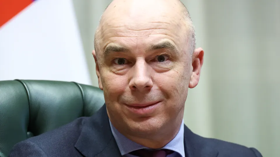 Из‑за ухудшения прогнозов роста и уменьшения доходной базы Минфин рассматривает правки бюджета: предполагаются как экономия расходов, так и поиск дополнительных доходов. Эксперты предупреждают о рисках для компаний и малого бизнеса.